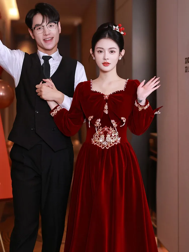 

A new and elegant wine-red toasting dress for the It's casual an engagement return banquet