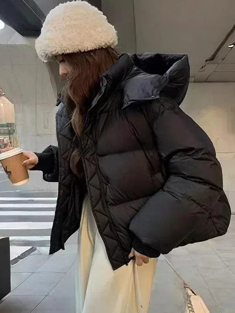 

ROUJE KEFSS Зимняя новинка: укороченная утепленная модная женская куртка-пуховик с капюшоном из белого утиного пуха, в стиле «хлебный пуховик», с длинными рукавами