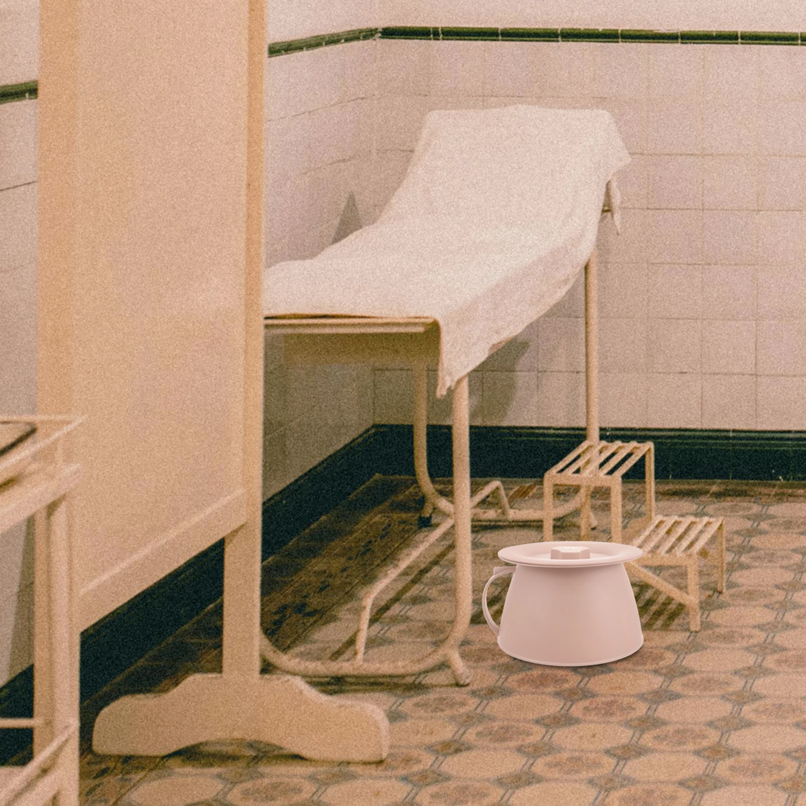 

Heavy Duty Plastic Chamber Pot Compact Urinal Toilet for Bedroom Use Reusable Urine Storage Potty Sturdy Non-Slip Base Design