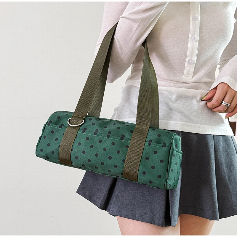 Gepunktete Schultertasche in langem Zylinderformat, Damen-Handtasche mit Tragegriff, zylindrische, leichte, schicke Tragetasche für den Arbeitsweg – Detail 19