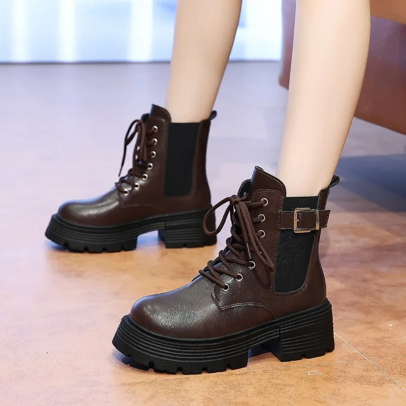 

The round-toed lace-up upper of the ladies' ankle boots has a buckle and is suitable for daily wear and commuting fashion boots
