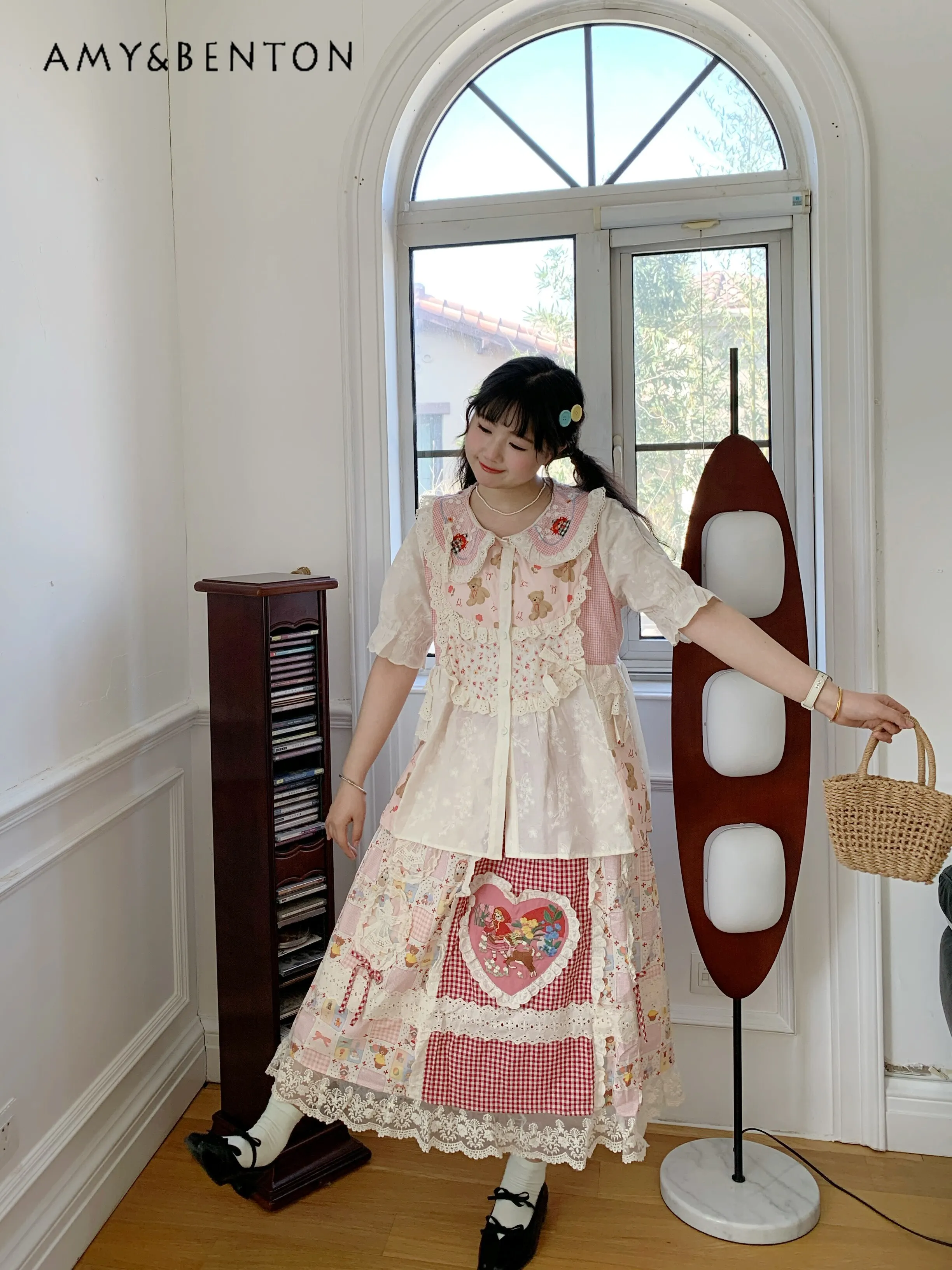 

Новинка лета: белая рубашка с коротким рукавом в стиле Mori Girl с милым медведем и кружевными вставками, а также длинная юбка с высокой талией и розовым мультяшным принтом.