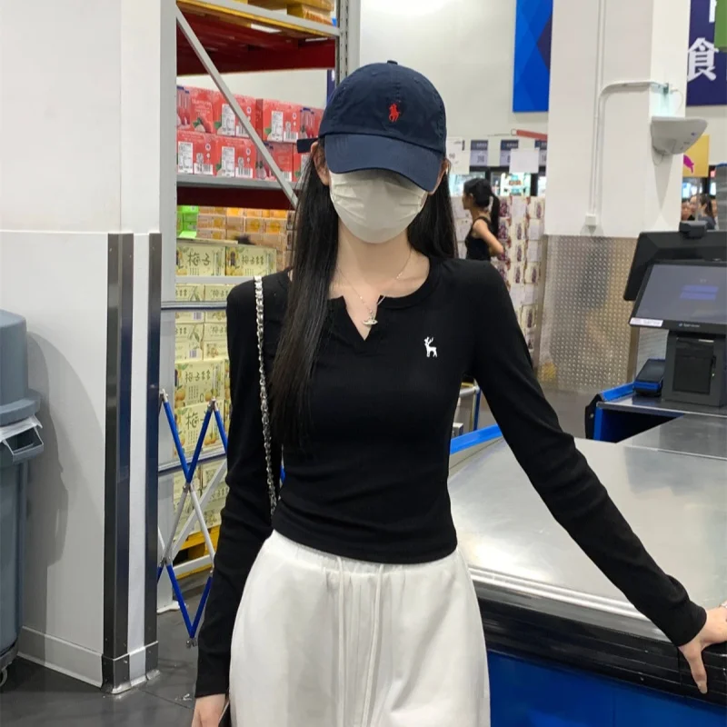 

2026 Новая зимняя футболка женская ретро вышитая v-образным вырезом сексуальная футболка с длинным рукавом тонкий корейский модный укороченный топ одежда женская