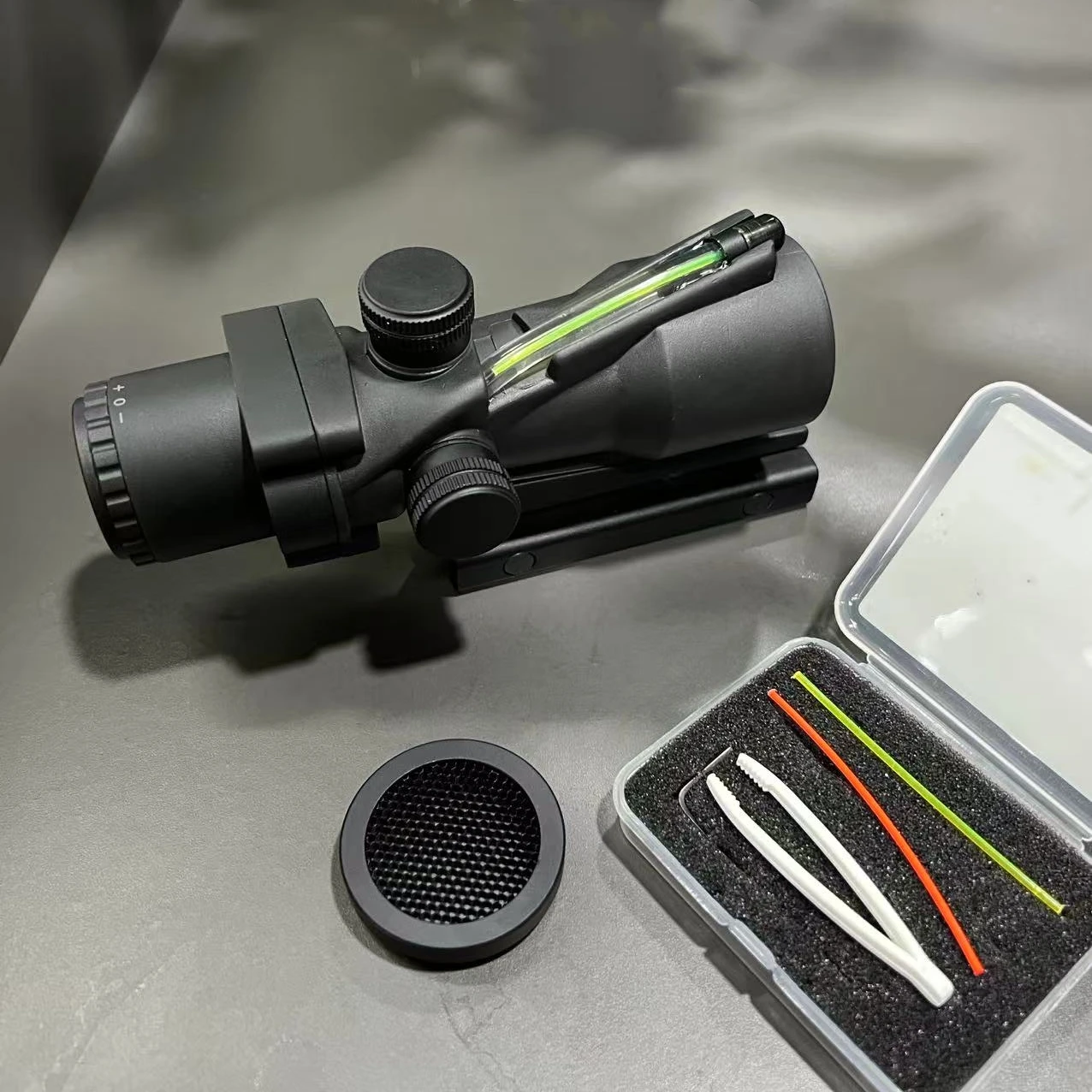 

Тактический прицел 3x32 со сменной fiber optics (красная/зеленая/желтая) для планки Пикатинни, для настоящего огнестрельного оружия