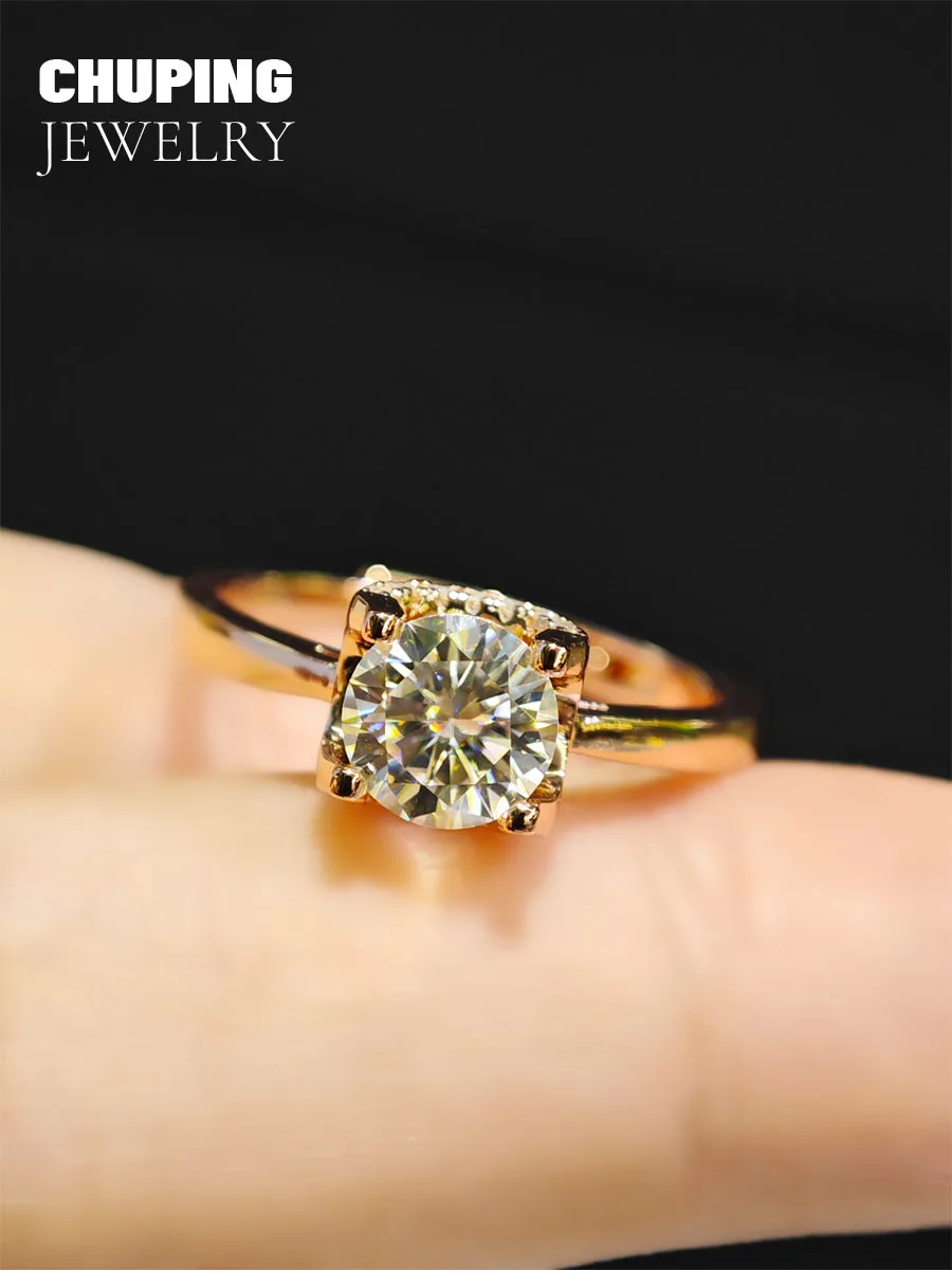 

Chu Ping Lab Synthetic Moissanite Silver Gold-Plated Ring Exquisite and Elegant for The Wedding or Anniversary Gift Fine Jewelry