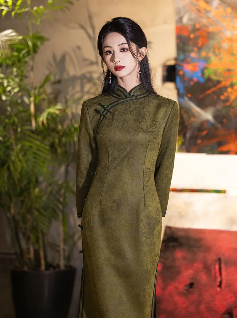 

Осень 2023, новое замшевое зеленое платье Cheongsam для молодых женщин в стиле ретро, длинное платье для повседневного улучшения, платье Ципао