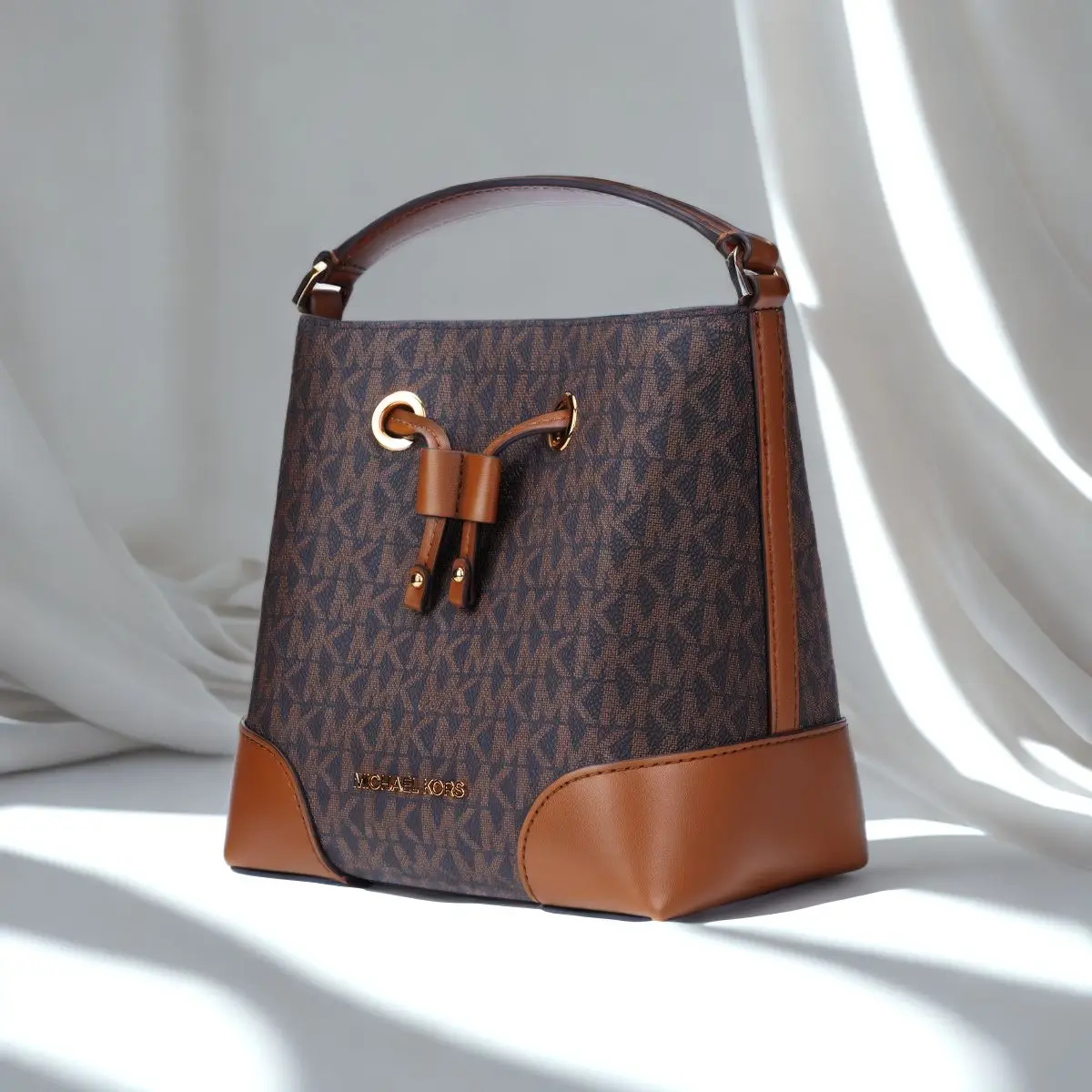 حقيبة يد نسائية من مايكل كورس ميرسر صغيرة من مادة PVC مع حقيبة دلو كروس جلدية