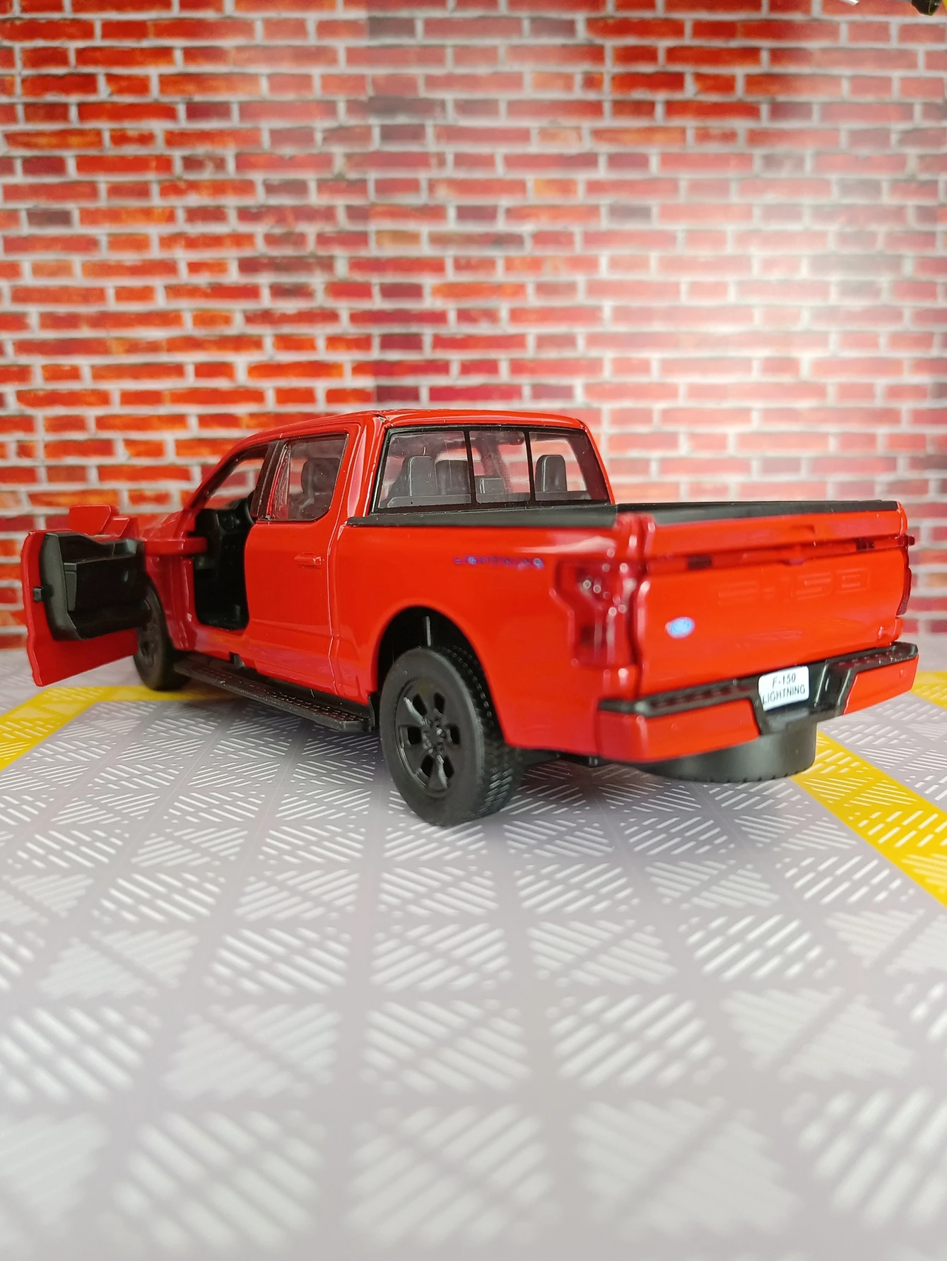 CCA 1:36 Ford F150 nova energia 2022 liga modelo de carro decoração porta pode ser aberta com puxador acústico-óptico carro de brinquedo infantil