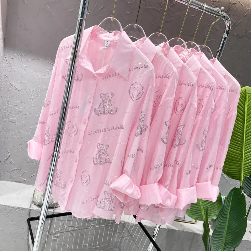 2023 Verão Nova Carta Urso Quente Luz de Perfuração Legal Camisa de Proteção Solar das Mulheres Soltas Casual See-through Doce Rosa Blusas Top