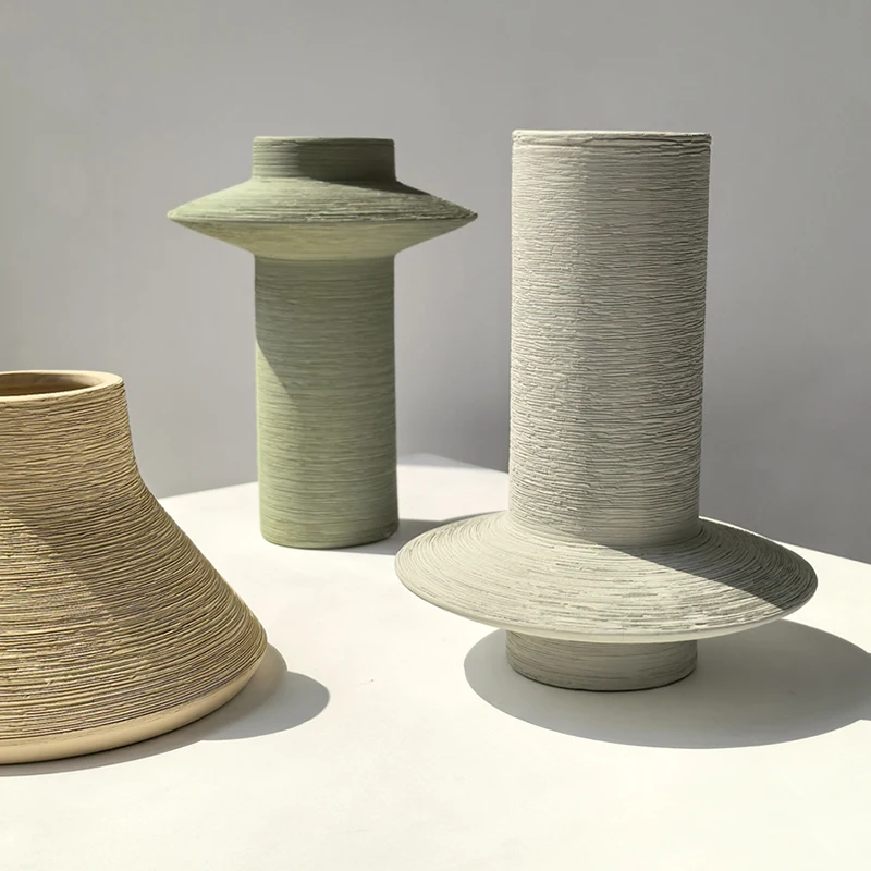 モランディブラシテクスチャー付きわびさび蝶セラミック花瓶、リビングルームと勉強スペース用のシックな装飾ピースオーナメント