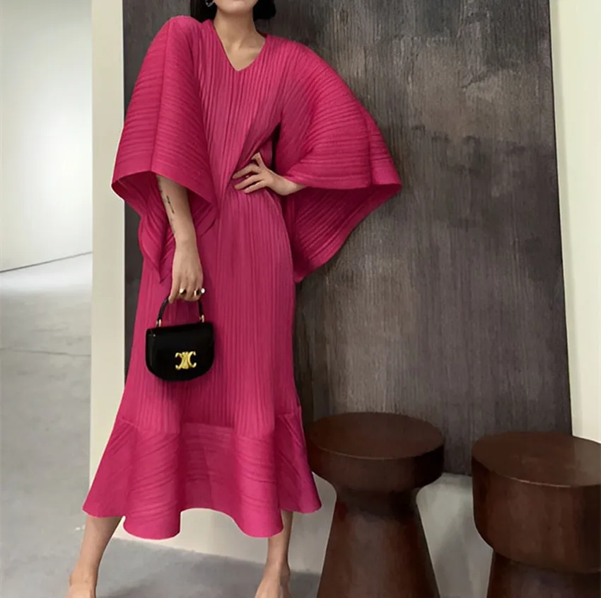 

2024 New Fashion Summer Rose Red Miyake Pleated Dress Elegant Women V Neck Batwing Sleeve High Elastic Loose Mermaid Midi Dress