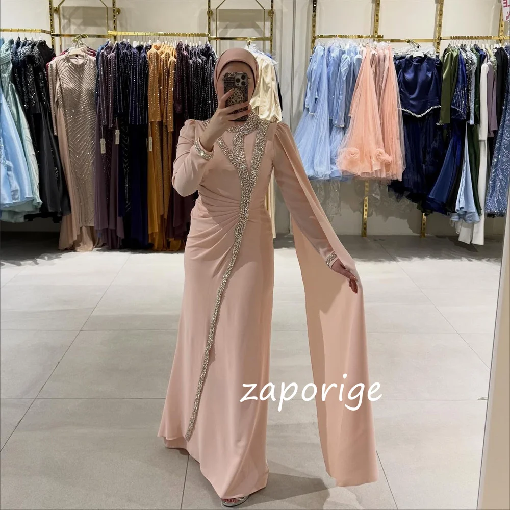 Sukienki na zamówienie: błyszczące, plisowane, cekinowe, proste, z dżetami, długie, na specjalne okazje, koktajlowe, wysokiej jakości, klasyczne.