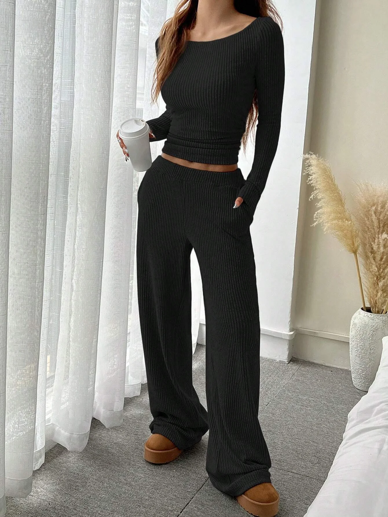 Damen-Set mit einfarbigem, geripptem, locker sitzendem Rundhals-Oberteil und weit geschnittener Hose mit Taschen