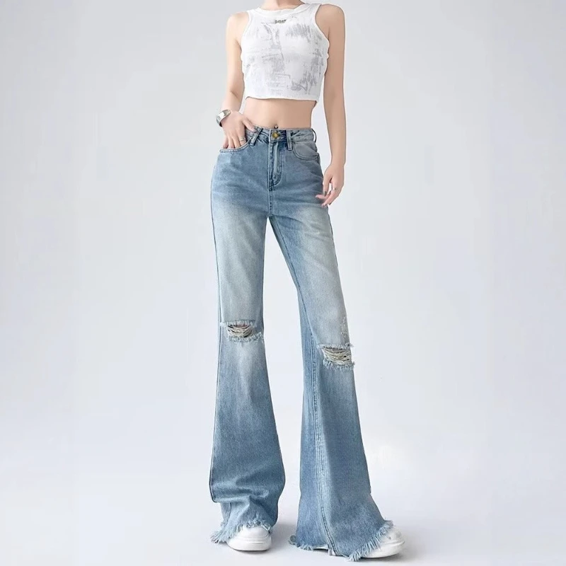 

Женские новые модные синие потертые джинсы с высокой талией в стиле ретро, стильные универсальные облегающие брюки-клеш с потертым подолом