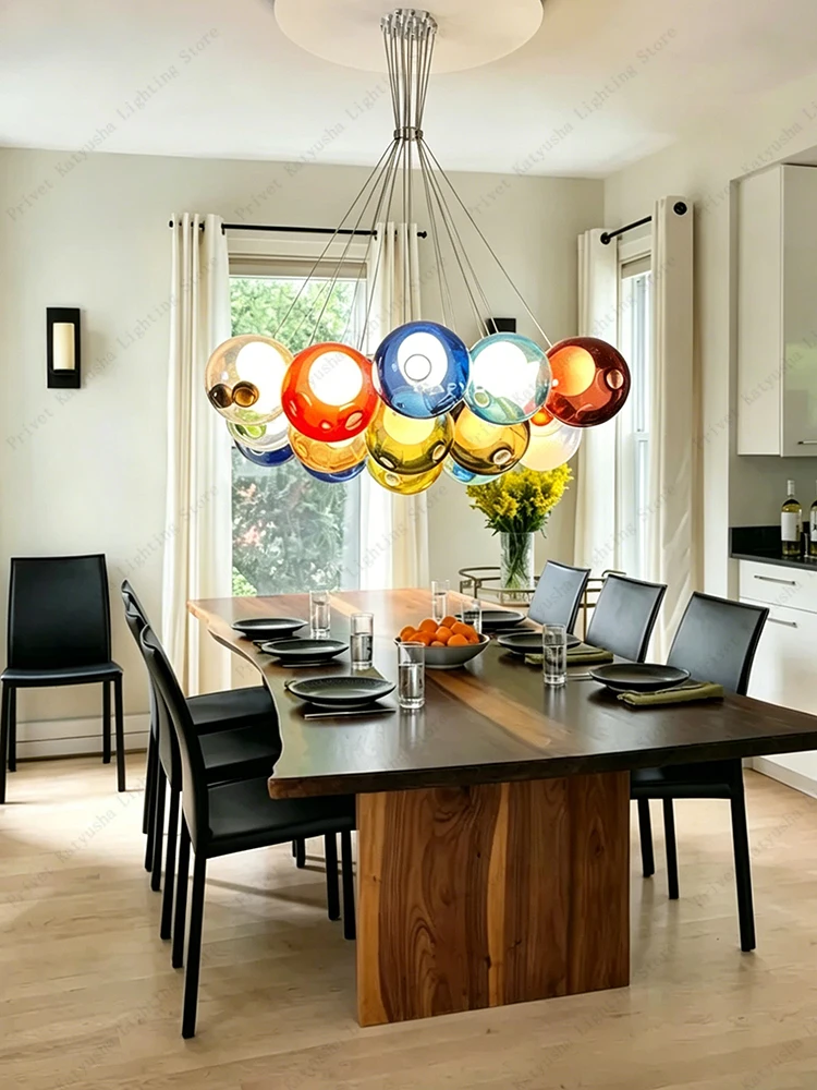 Lustre pingente instalado em sala de jantar com iluminação difusa