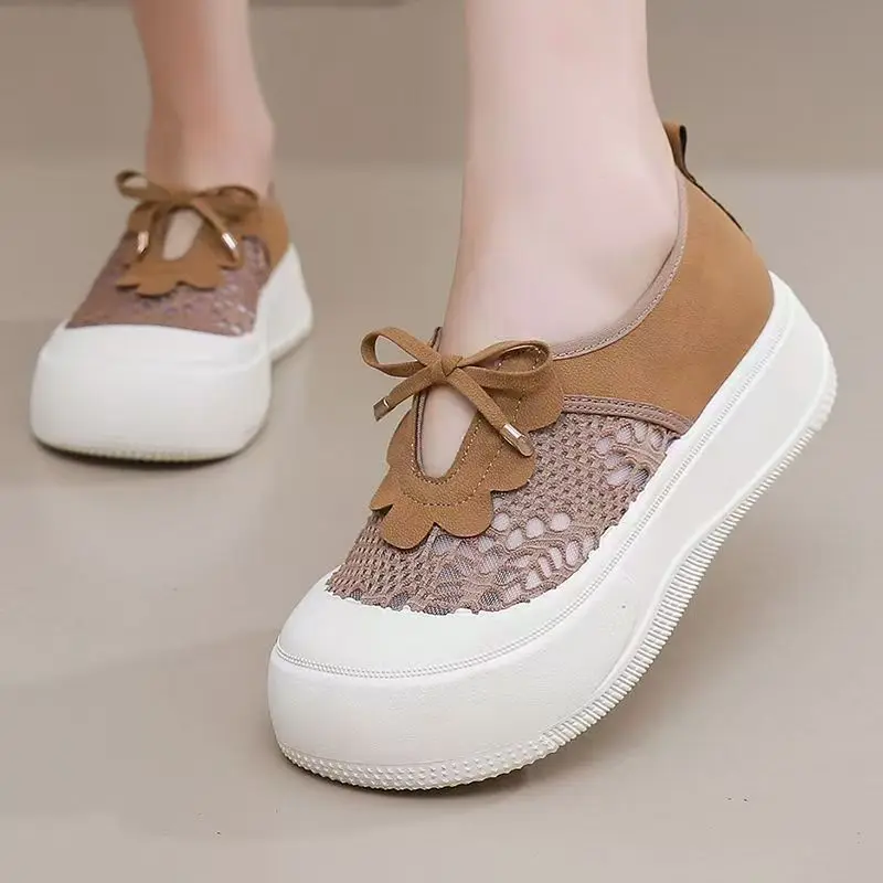 أحذية رياضية كاجوال نسائية صيفية جديدة شبكية نعل سميك غير قابلة للانزلاق قابلة للتنفس سهلة الارتداء خفيفة الوزن بمقدمة مستديرة أحذية خبز أحذية لوحية