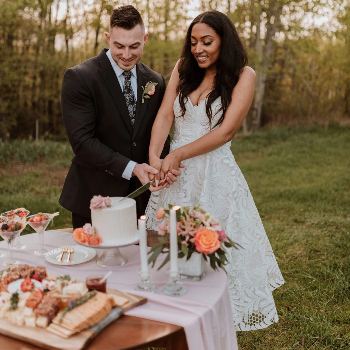 Vestido de novia bohemio sin tirantes hasta el té, vestido de novia de encaje con hojas, corte personalizado en forma de corazón para jardín, vestidos de novia románticos totalmente forrados