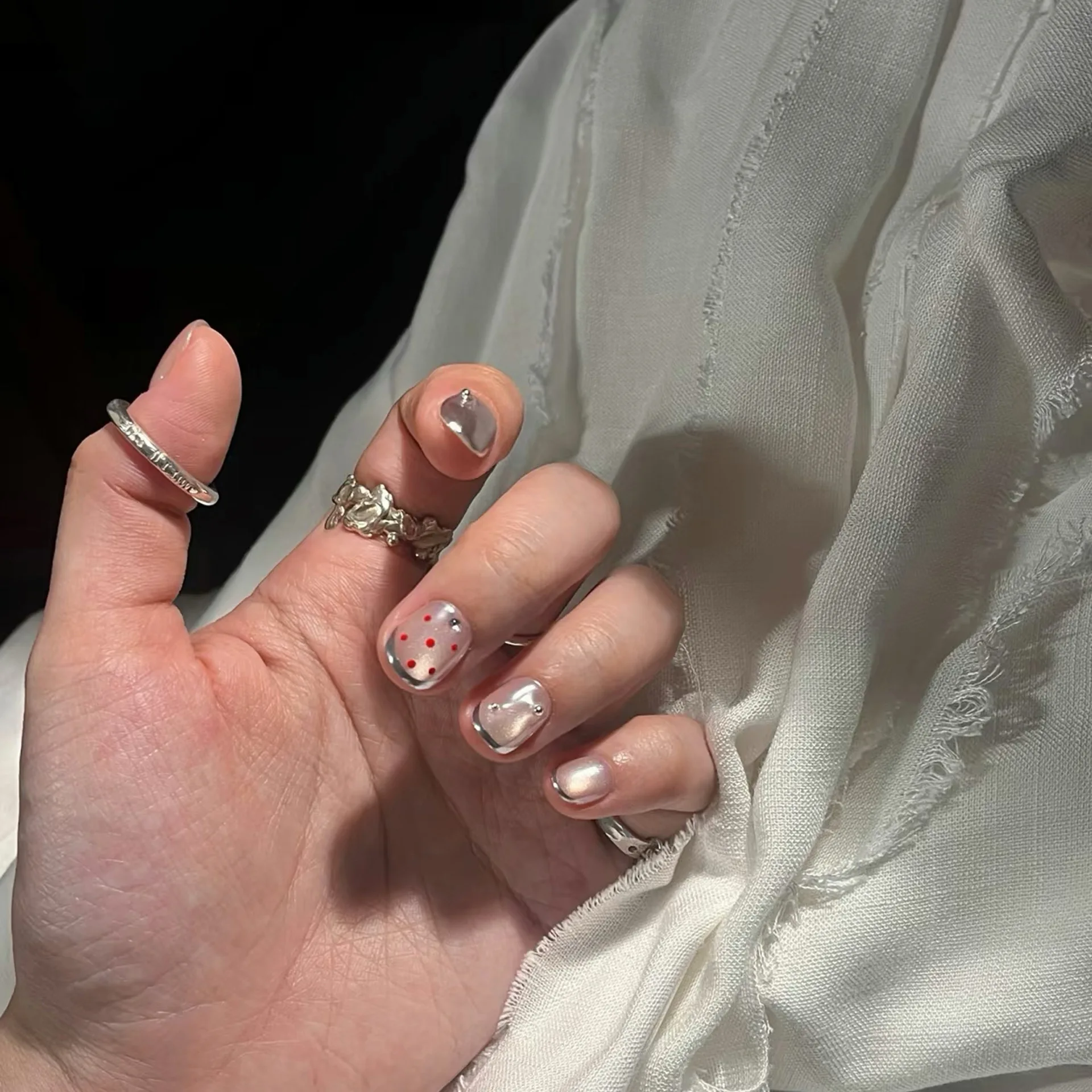 10pcs Handmade ภาษาฝรั่งเศสคําสั้นกดบนเล็บเงา CAT EYE Polka Dot Silver Powder Design เล็บปลอมสวมใส่เล็บเคล็ดลับ Art หญิง