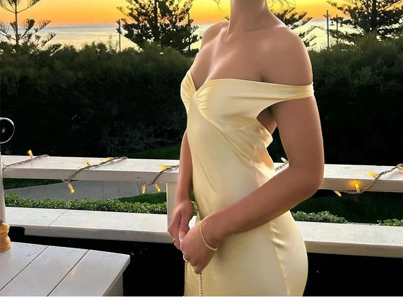 우아한 기질을 지닌 여성 드레스, 새틴 백리스 민소매 엑스트라 롱 드레스