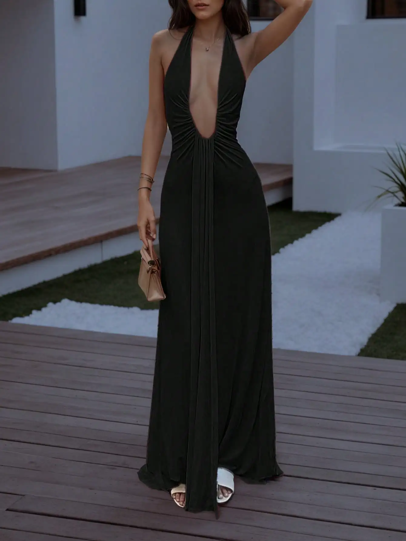 

Женское макси-платье с глубоким V-образным вырезом и плиссировкой - элегантное вечернее платье для торжественных мероприятий