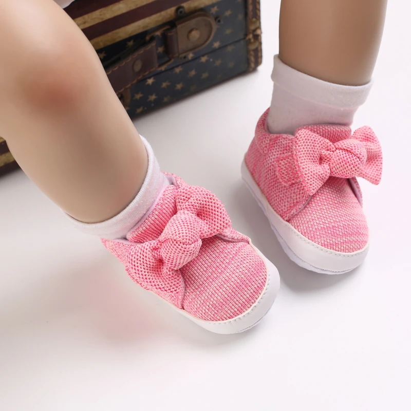 Rosa Baby-Turnschuhe mit weichen Sohlen eignen sich für Babys im Alter von 0-18 Monaten im Frühjahr und Herbst als erste Wanderschuhe