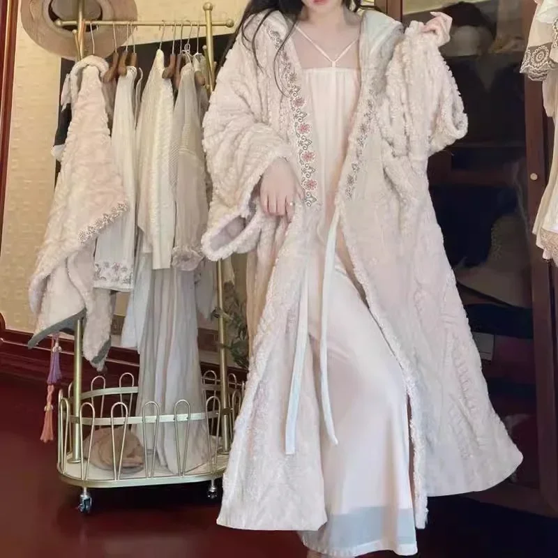 

Пижамы с капюшоном и вышивкой, осенне-зимние коралловые бархатные длинные пижамы, женская плюшевая толстая домашняя одежда, верхняя одежда на шнуровке JJ995