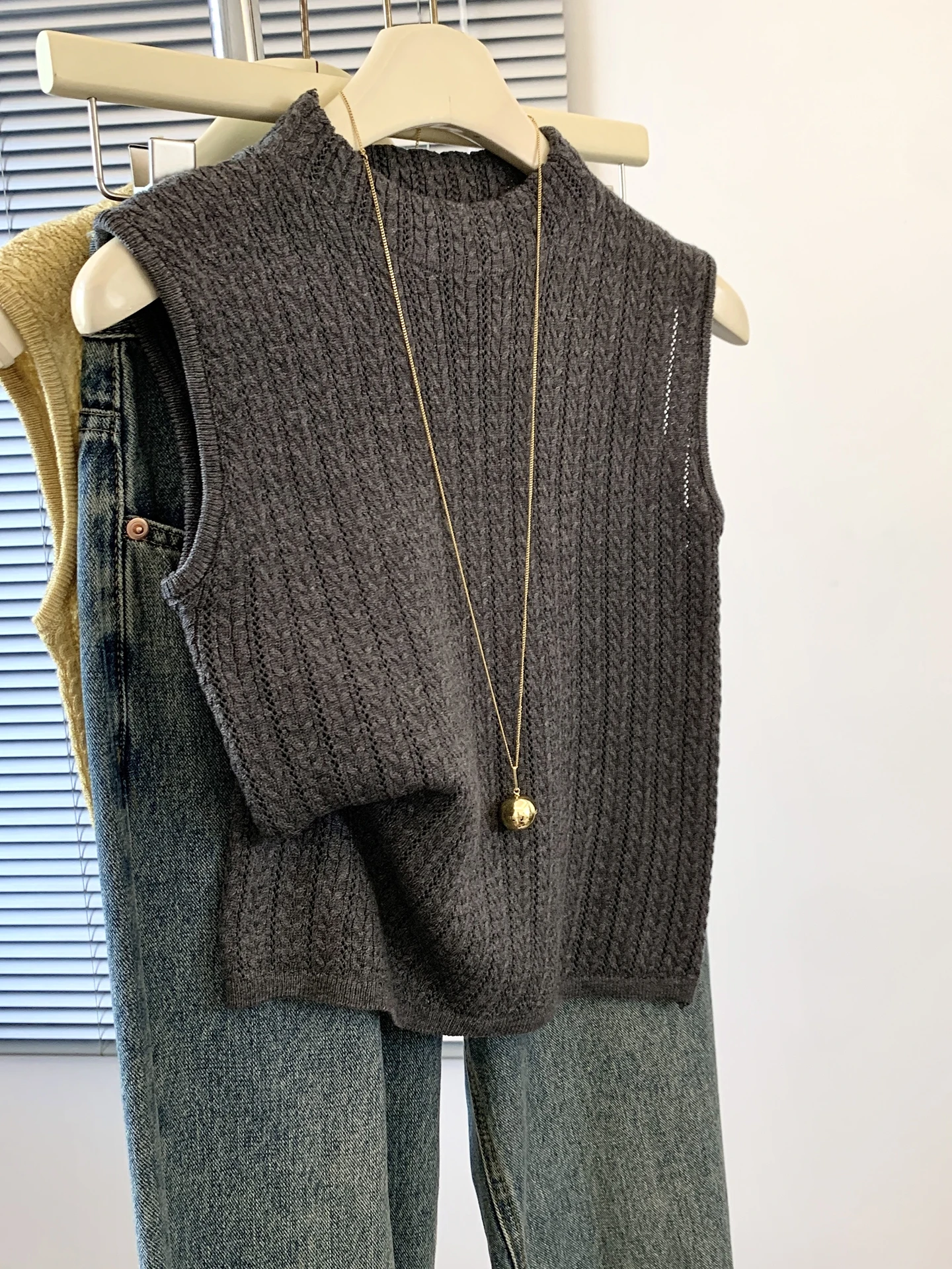 

Chic Korean Sle Color Sweater Vest Faionable Casual Top Unique Knitted irt Autumn 2025 Lazy Faion Trend