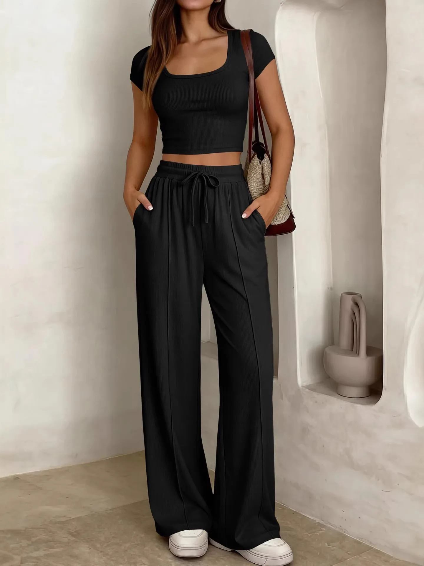 Damen-Set: Kurzes Oberteil mit quadratischem Ausschnitt und kurzen Ärmeln, gerippt, zweiteiliges Outfit, Hose mit hoher Taille und weitem Bein, Kordelzug, lässiger, lockerer Schnitt. – Detail 9