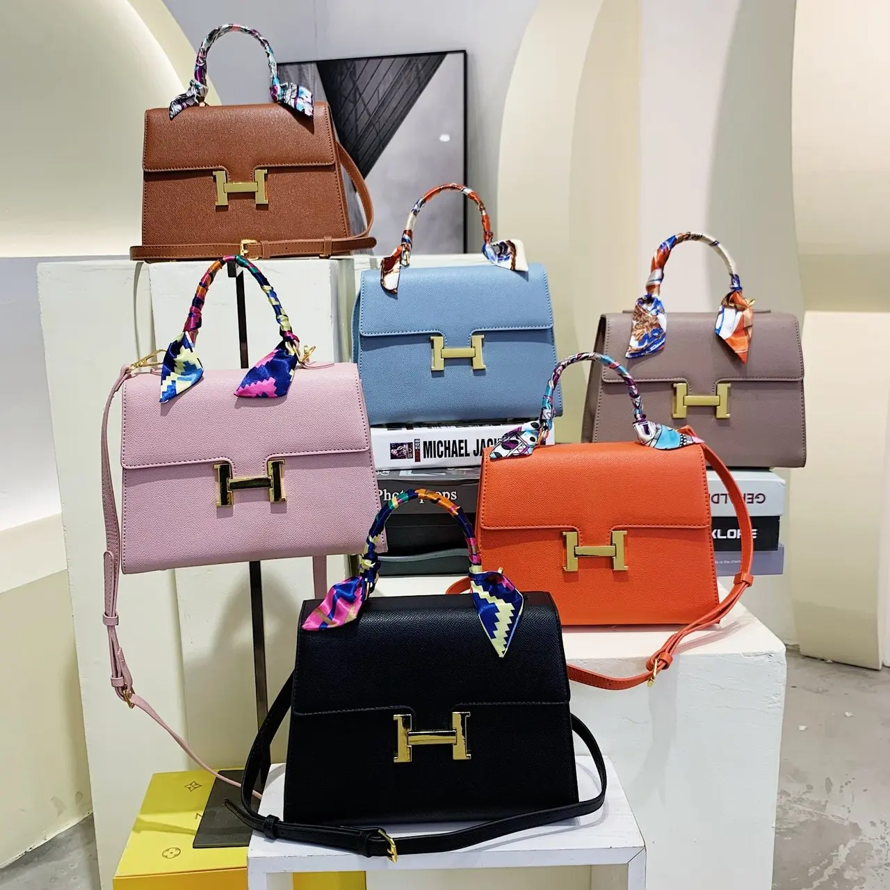 

Vintage Paris chain strap shoulder bag, high-quality outdoor casual handbag, luxurious design, women's crossbody bag