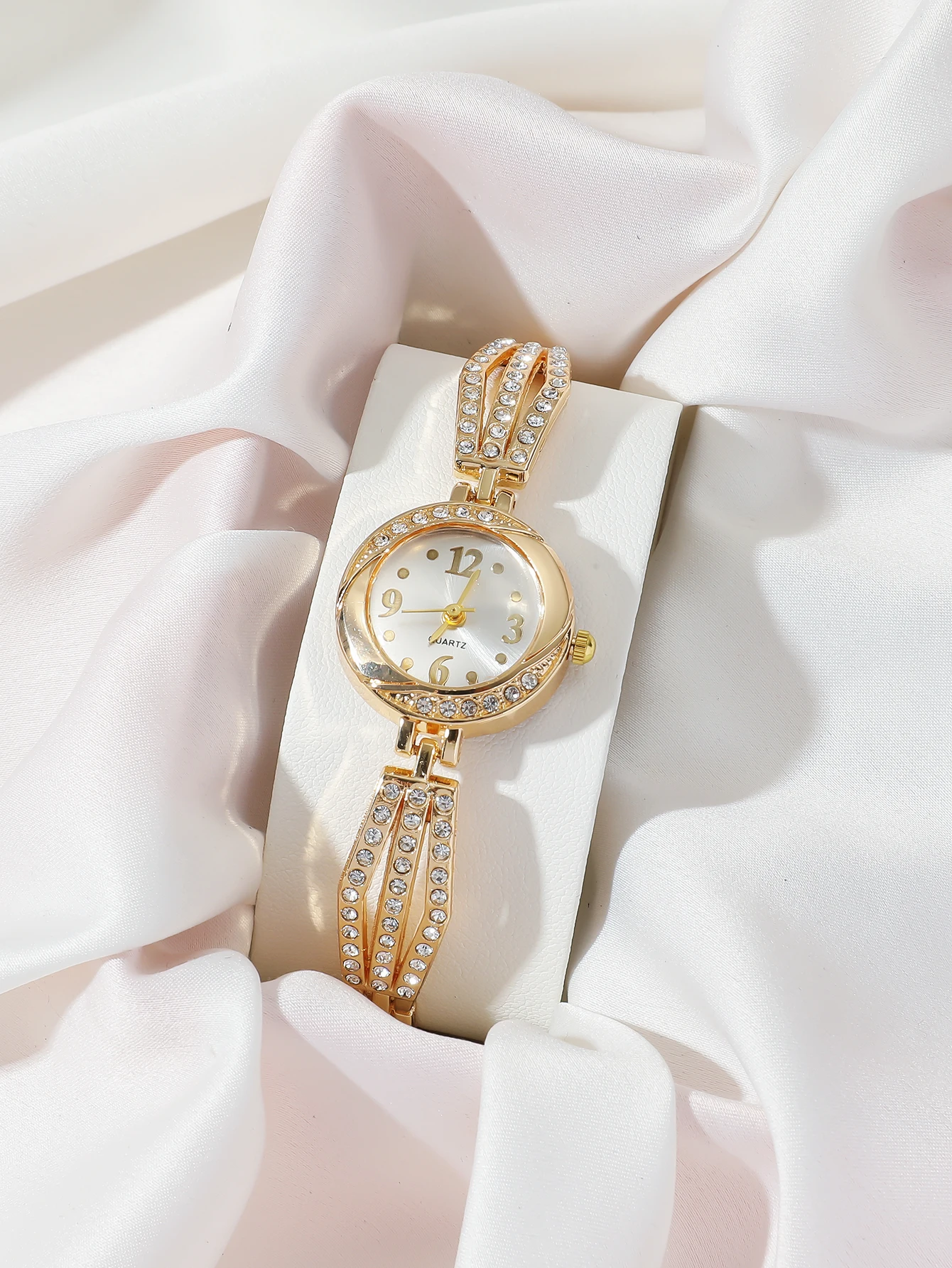 A Women\'s Fashion Classic Watch With Diamond British Bracelet. Can Be used In Daily Life