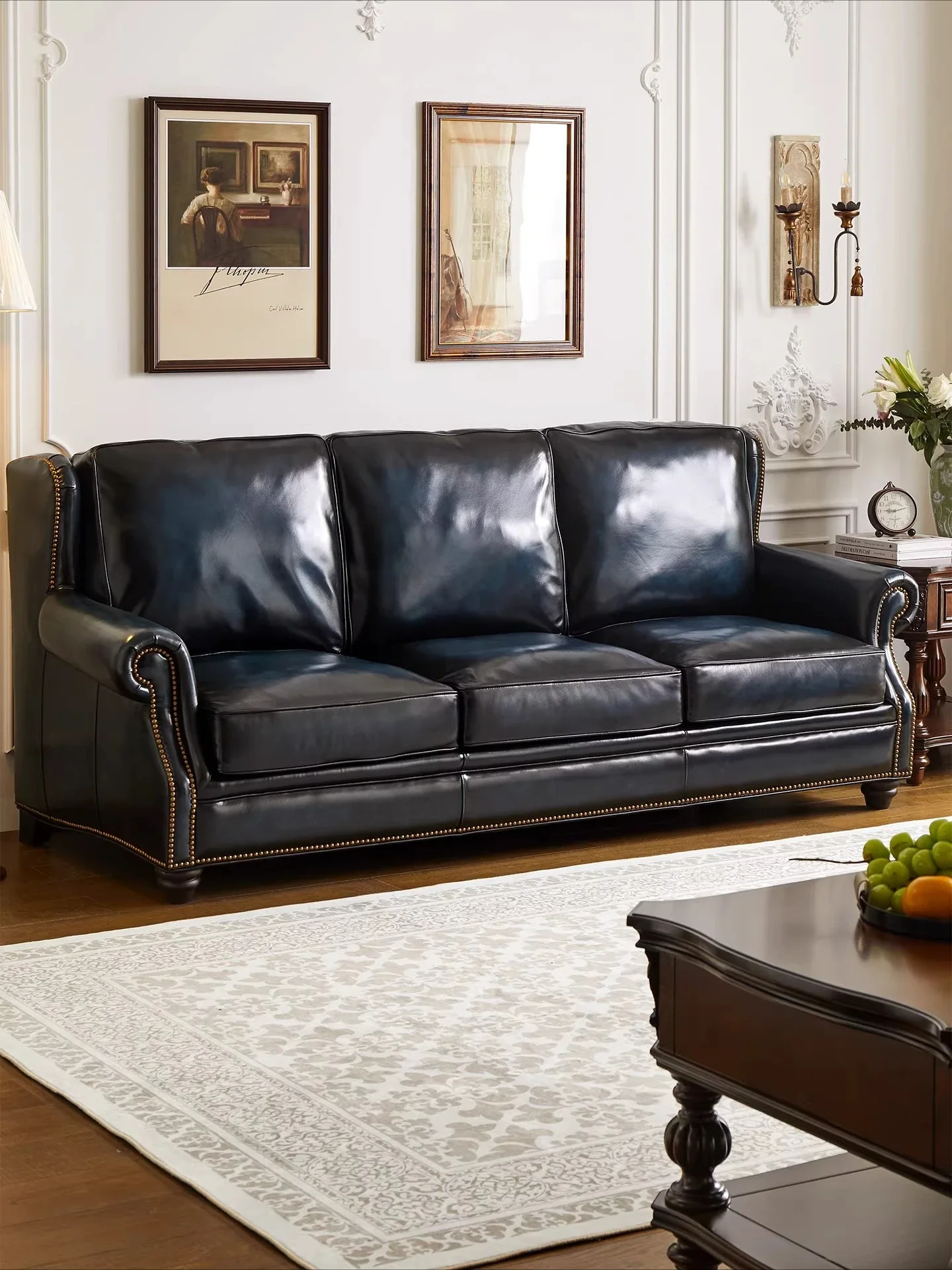 

Импортный диван из натуральной кожи первого слоя, в стиле ретро, с заклепками.