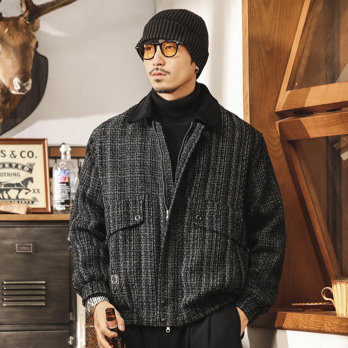 

The new autumn and winter high-end jacket for men is a trendy, cool and loose corduroy coat