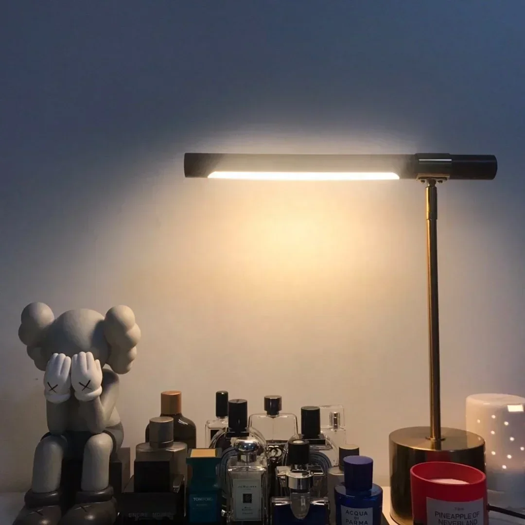 La lampe de travail LED droite en bois a une forte polyvalence, vous permettant de changer la direction de la lumière selon votre nee