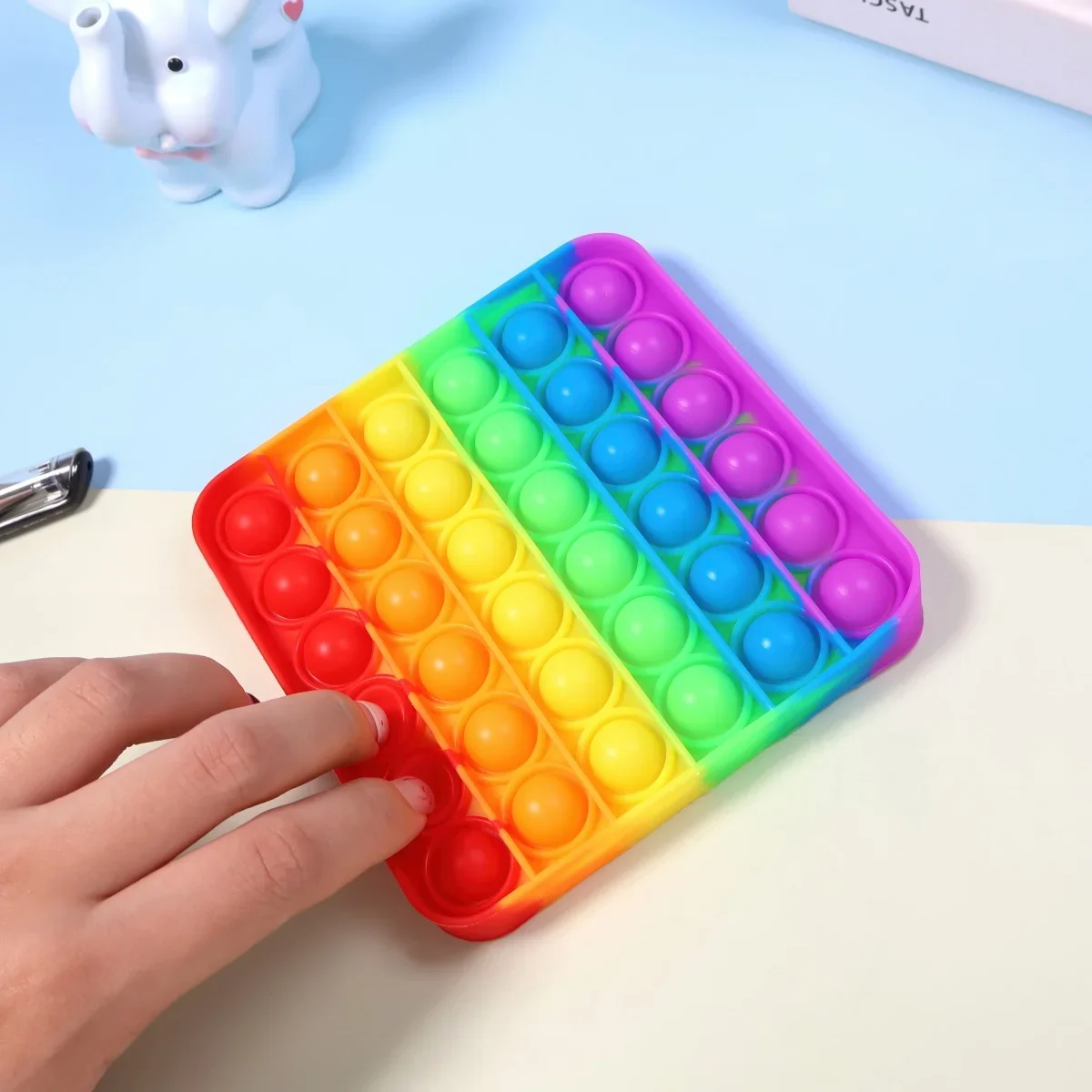 1 unidad de juguetes antiestrés Pop Fidget Reliver, juguetes antiestrés con burbujas de empuje de arcoíris, juguete con hoyuelos para niños y adultos, alivia el autismo (Color aleatorio)