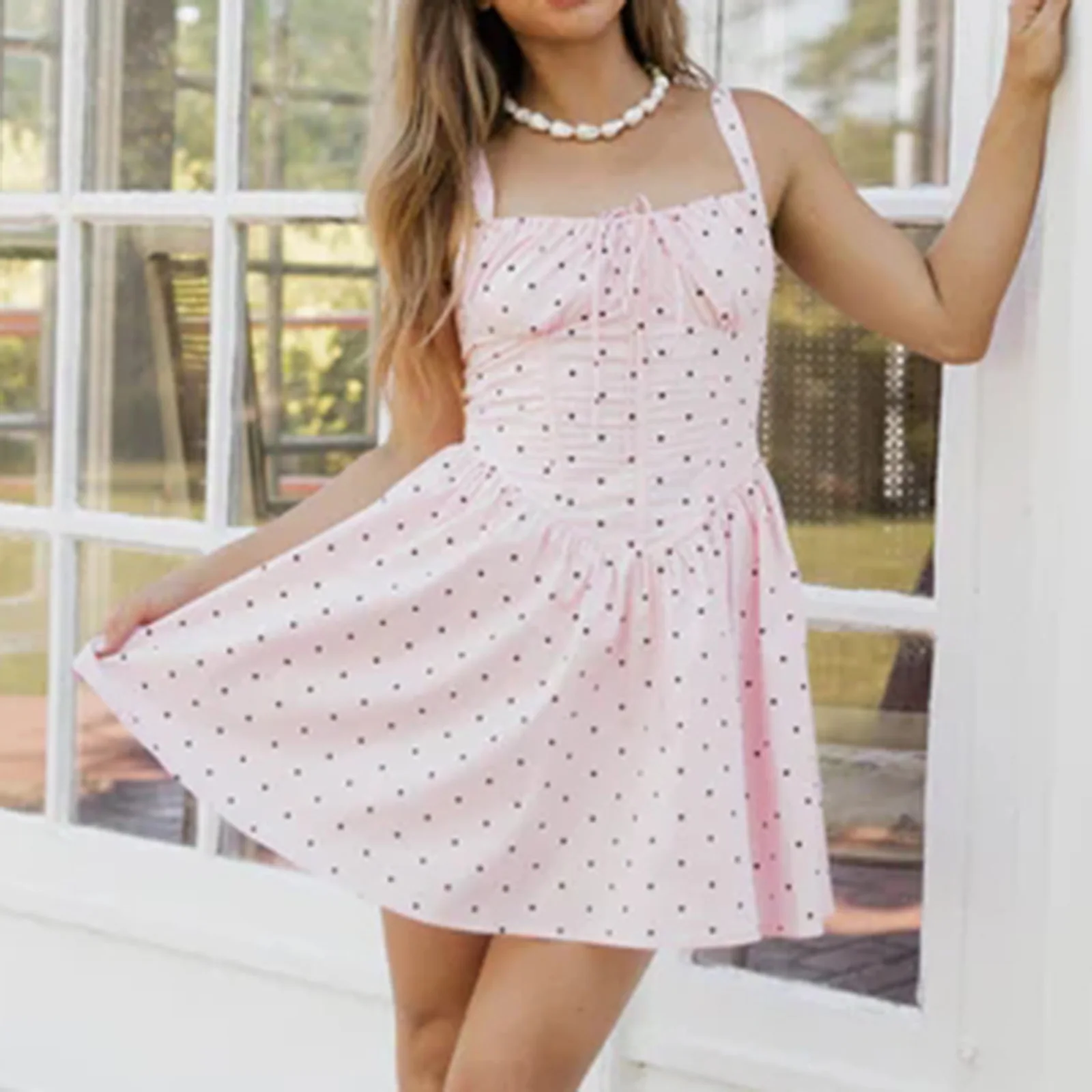 Sukienka damska na ramiączkach z nadrukiem w kropki, dopasowana, wiązana, z kwadratowym dekoltem, na cienkich ramiączkach, bez pleców, mini, w kształcie litery A, z falbankami.