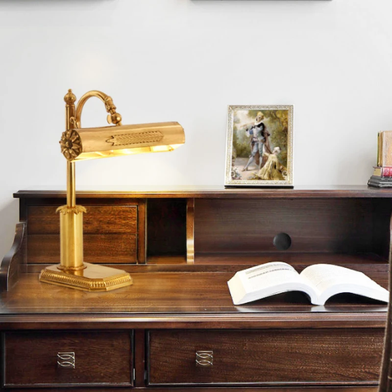 مصباح طاولة نحاسي رعوي لغرفة النوم الفاخرة بجانب السرير مصباح طاولة نحاسي خطي للفيلا