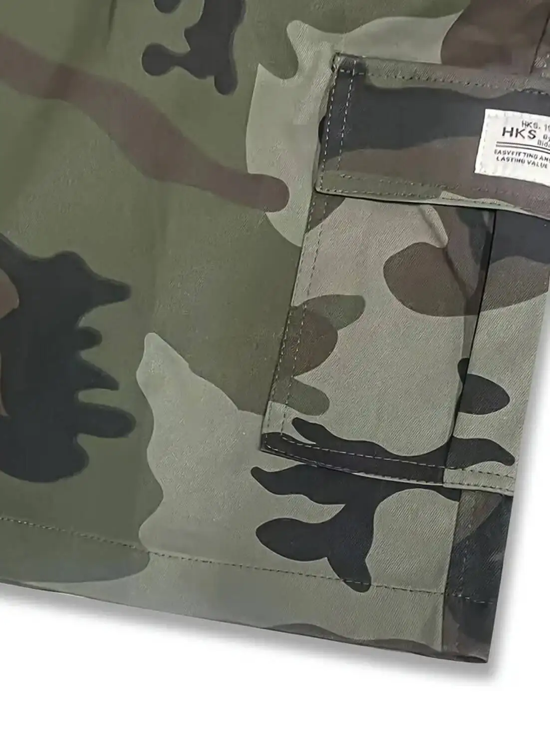 Celana pendek kerja hijau kamuflase pria, celana pendek multi-saku untuk aktivitas luar ruangan musim panas