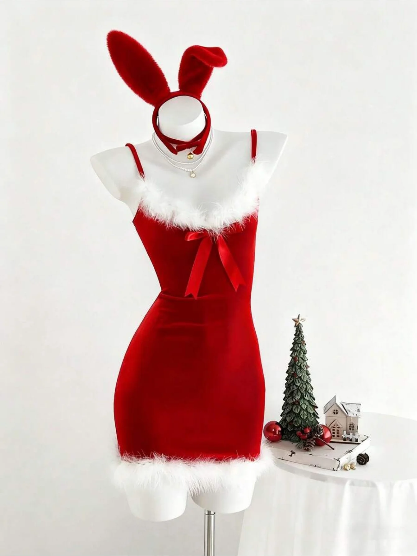 Weihnachts-Performance-Kleid für Damen: Ein sexy Neckholder-Kleid aus rotem Samt mit weißen Fransen