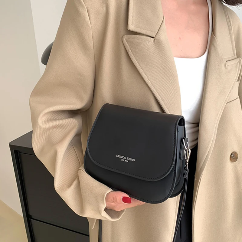 Modne torby na ramię z klapką dla kobiet w jednolitym kolorze designerskie torebki Messenger torebka mała damska skórzana torba Crossbody