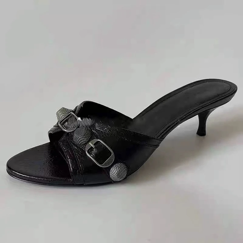 Sandalias De Punta abierta con remaches para Mujer, zapatillas negras finas con hebilla De Metal, novedad De verano