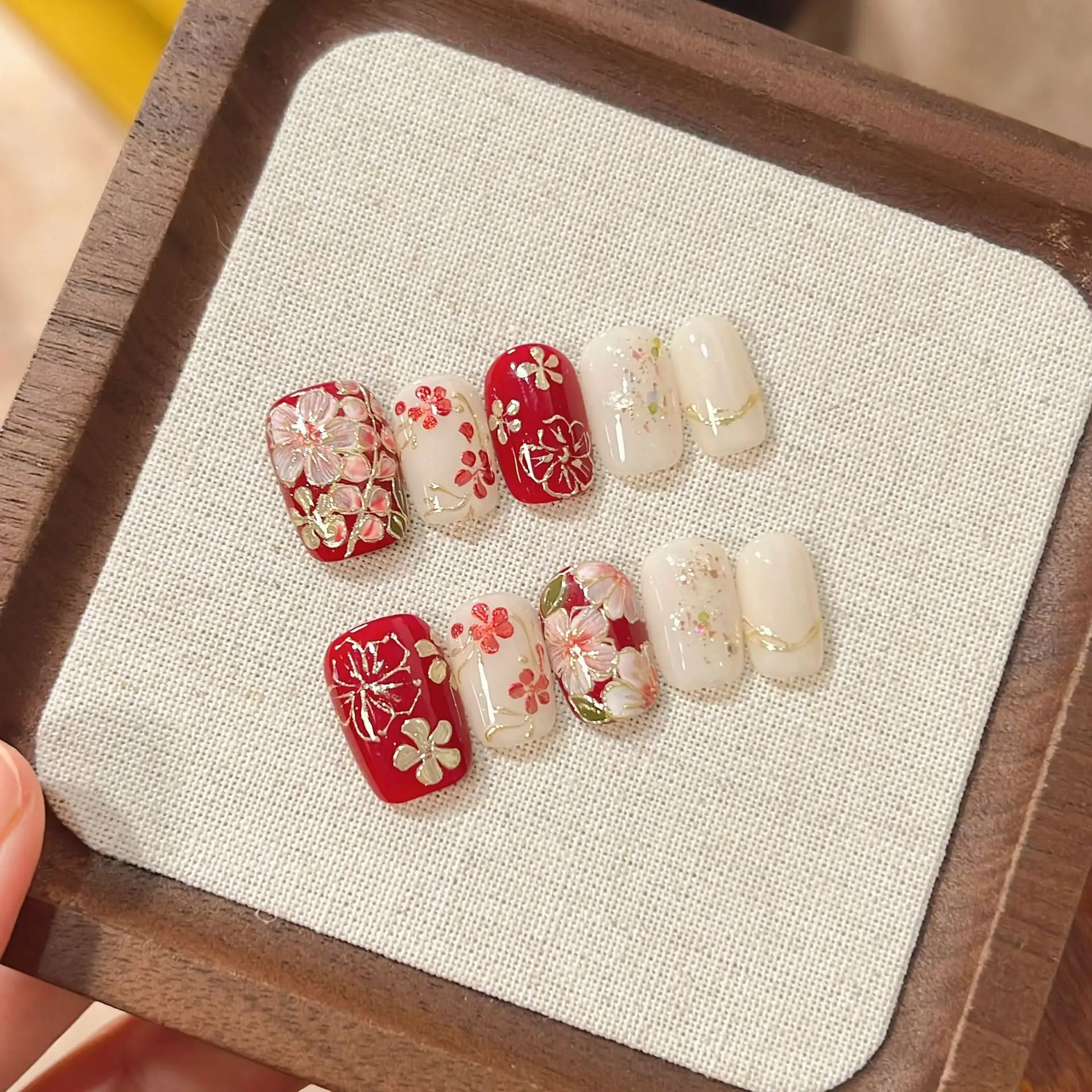 

10Pcs Golden Flowers Designs Art Light Luxury Press on Fake Nails Elegant Short French Reusable Artificial Acrylic False Nails