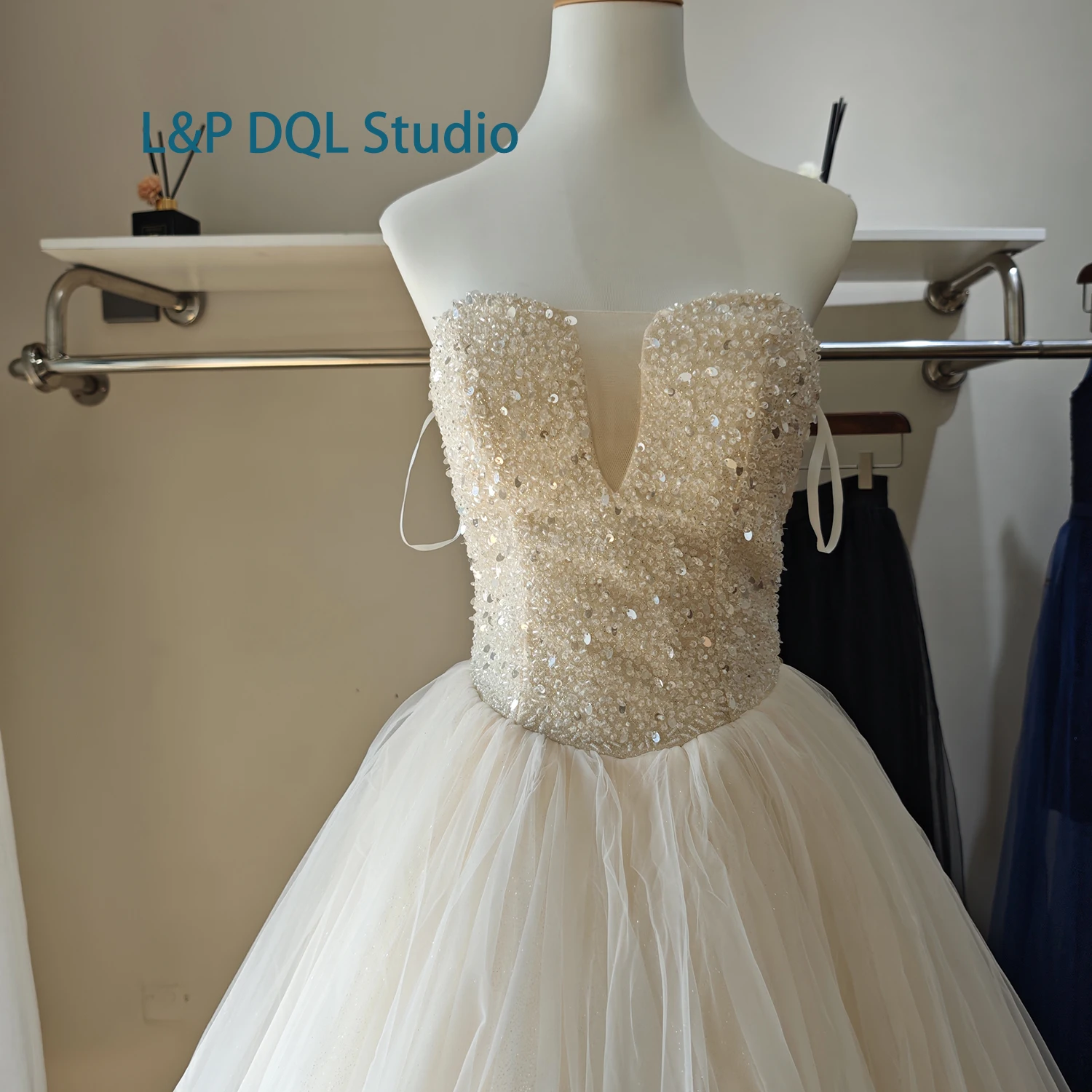 L&P DQL スタジオ ウェディングドレス ハイウエスト ボールガウン ブライダルガウン ライトシャンパン シャイニング ビーズ スパンコール レースアップバック