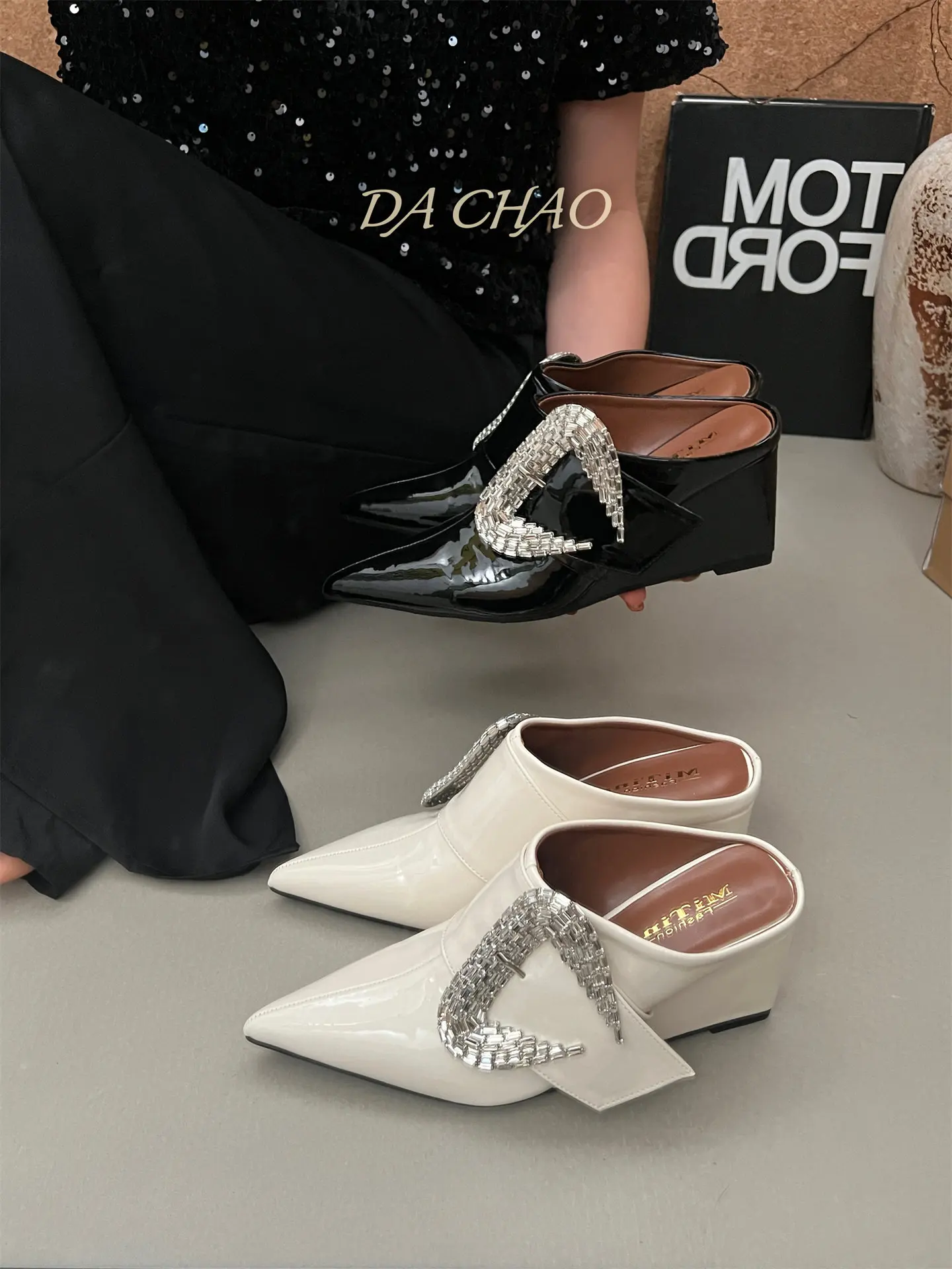 

Женские мюли с острым носком на танкетке, с высоким каблуком, с крупными стразами и пряжкой, элегантные, для выхода в свет, удобные полутапочки