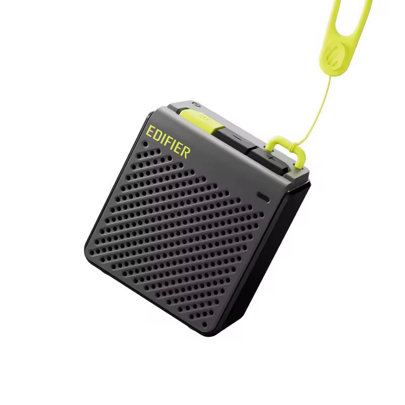 Edifier MP85 휴대용 블루투스 스피커를 들고 있는 모습