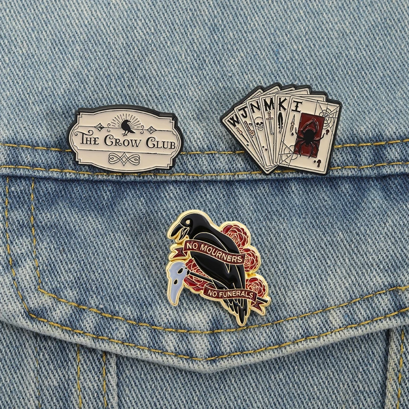 The Crow Club Emaille Pins Poker No Mourning No Funerals Broschen Abzeichen Punk Cool Dark Tier Schmuck Geschenk für Freunde