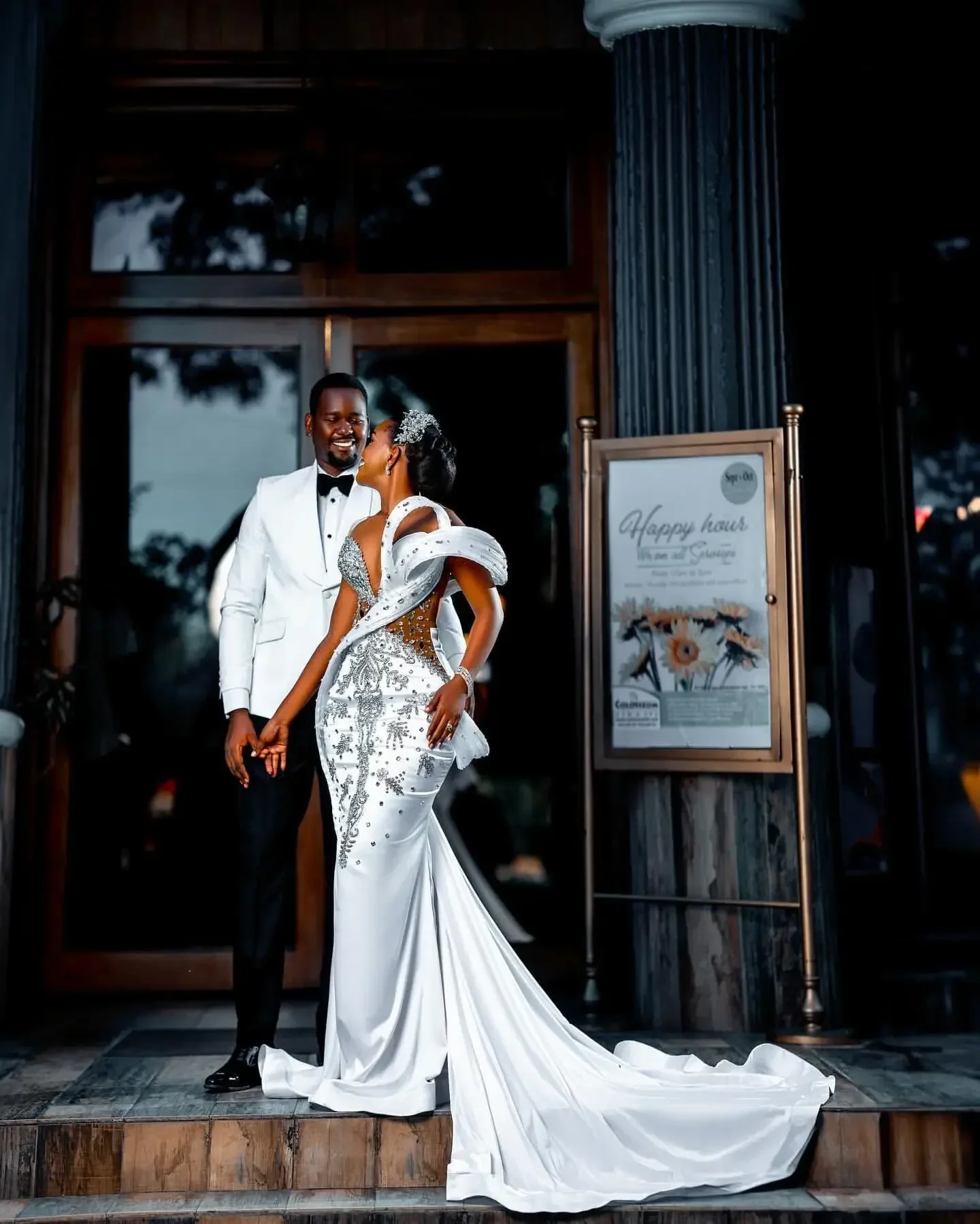 

Customized Arabic Plus Size White Mermaid Wedding Dresses Beaded Crystals Satin Stylish Bridal Gowns Dress