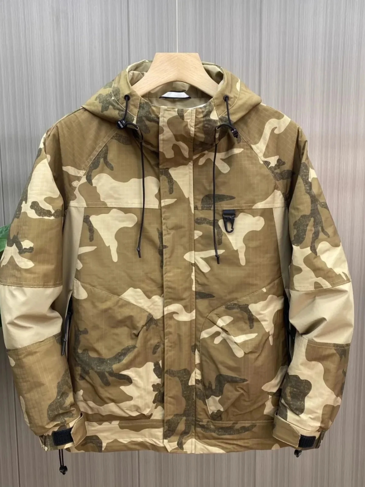 

Spring 2024 Men's Loose Fit Hooded Jaet with Large kets Outdoor Workwear Coat American Sle Camouflage Youth Faion
