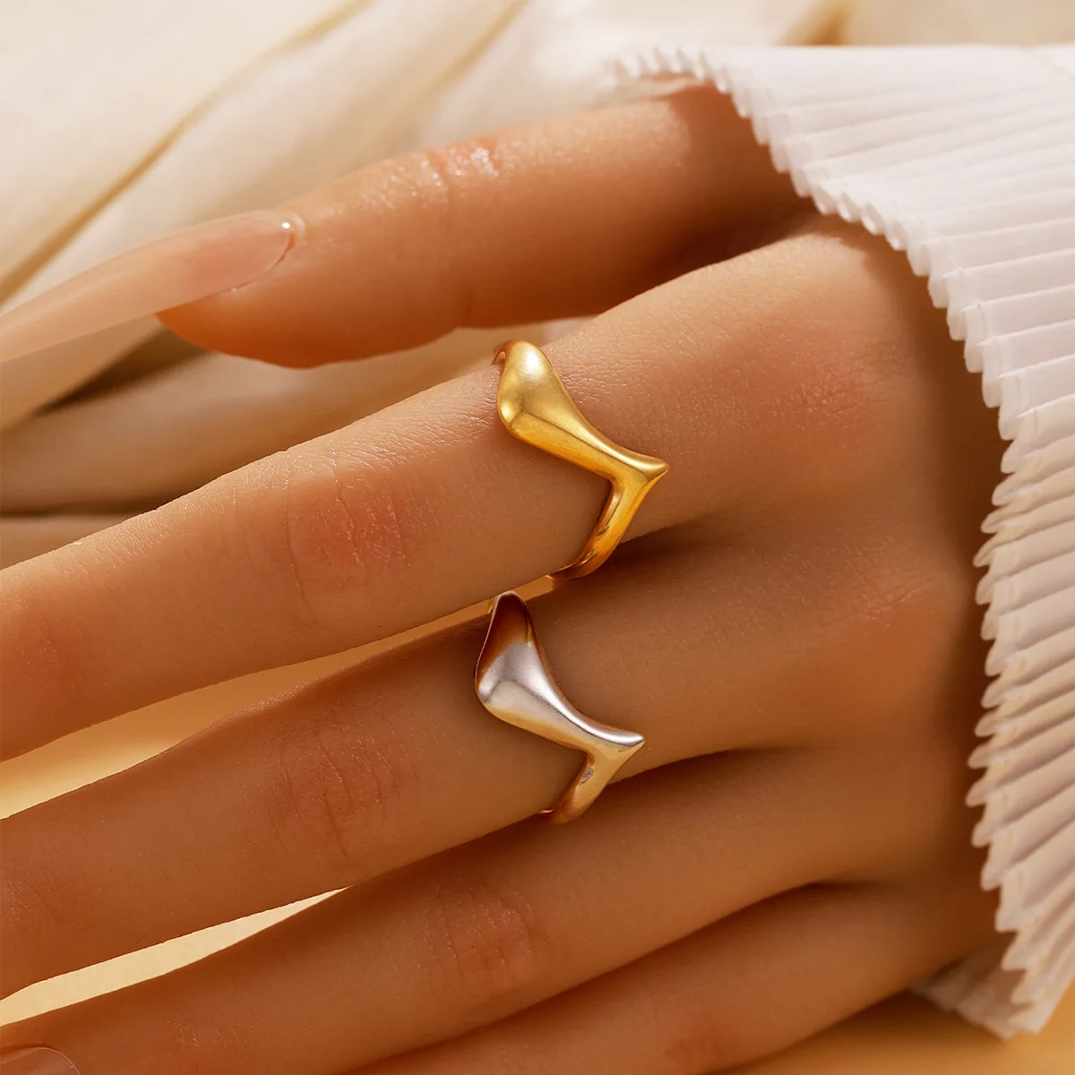 Twisted metal smooth opening stainless steel women's engagement ring Gold Color Adjustable Wedding Aesthetic Ring Party gifts