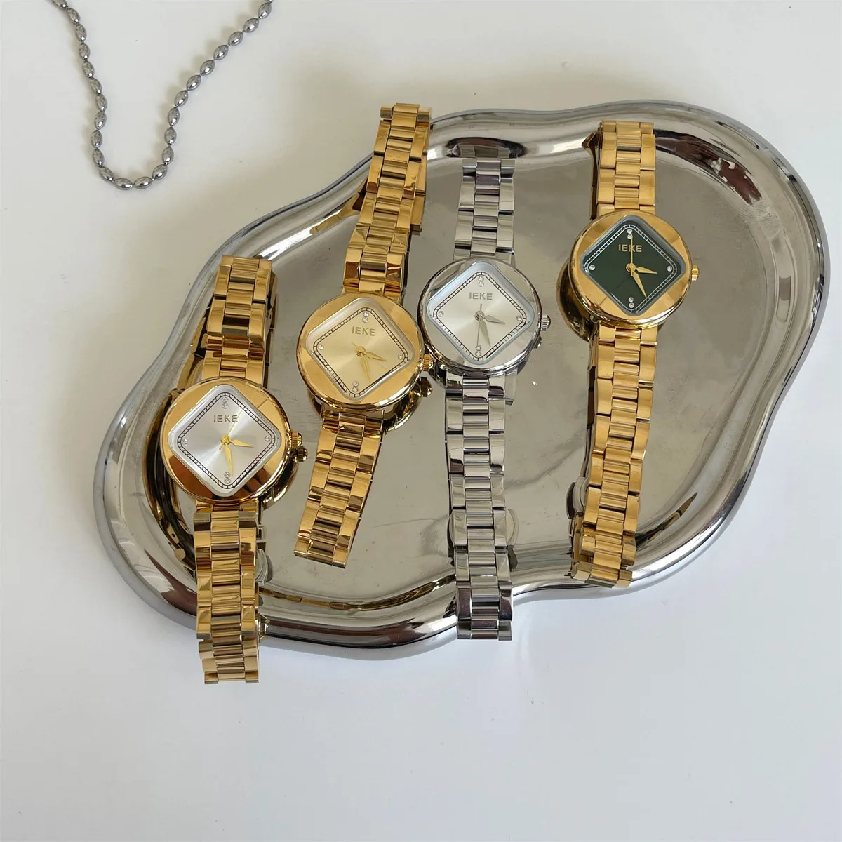 

New Luxury Diamond-Patterned Steel Strap Watch, A Trendy And Minimalist Women'S Watch With A Vintage And Sophisticated Feel.