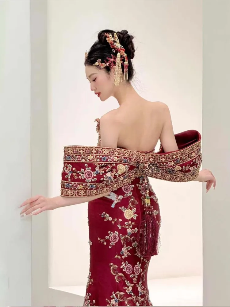 New Chinese-style red strapless heavy embroidery wedding dress Indonesian cheongsam fishtail